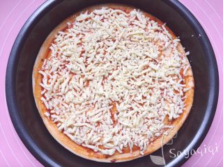 7、自制披萨--火腿虾蔬菜,均匀撒上一层奶酪。