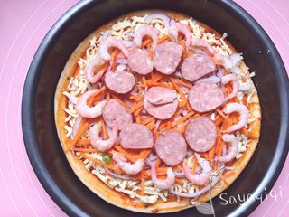 8、自制披萨--火腿虾蔬菜,均匀摆上洋葱、胡萝卜丝、肉肠和虾。