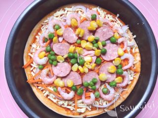 9、自制披萨--火腿虾蔬菜,均匀撒上豌豆玉米。