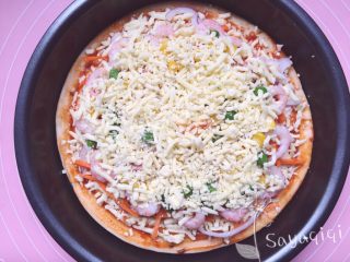 10、自制披萨--火腿虾蔬菜,最后再密密的撒上一层奶酪。