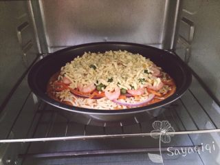 11、自制披萨--火腿虾蔬菜,烤箱180度预热5分钟后放入烤盘。