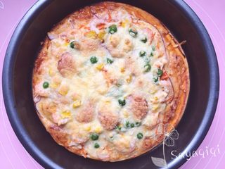 12、自制披萨--火腿虾蔬菜,180度火烤20分钟出炉。