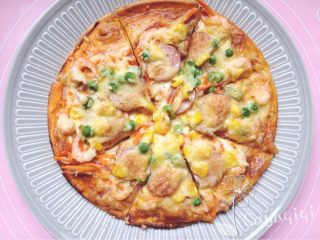 13、自制披萨--火腿虾蔬菜,分切好。