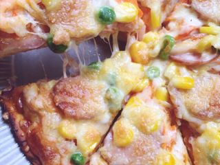 14、自制披萨--火腿虾蔬菜,享用美味。