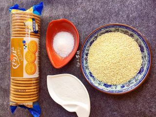 2、夹心南瓜饼,准备饼干,糯米粉少许,白糖少许(糯米粉,白糖可以根据自己喜好添加)生白芝麻适量。