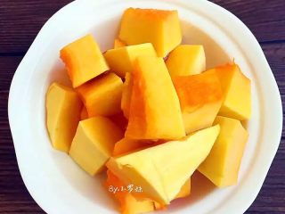 3、夹心南瓜饼,南瓜去皮去瓤,切块放碗里,隔水蒸半小时。