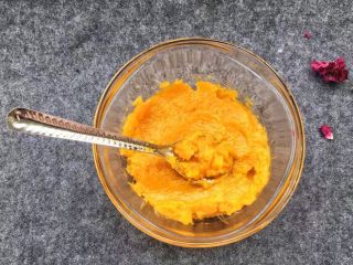 4、夹心南瓜饼,蒸熟的南瓜用勺子捣成南瓜泥