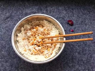 5、夹心南瓜饼,添加糯米粉与白糖搅拌均匀。