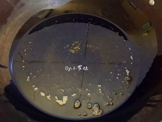 11、夹心南瓜饼,所有南瓜饼做好,锅里放入油,比平常炒菜量多一些。