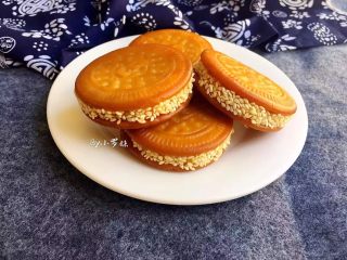 13、夹心南瓜饼,南瓜饼捞出来控干油分,就可以食用了。