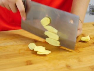 1、好吃不腻脆皮烤肉~,生姜切片