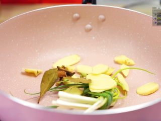 2、好吃不腻脆皮烤肉~,锅中放入生姜，葱结，桂皮，香叶