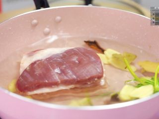 3、好吃不腻脆皮烤肉~,加水后放入五花肉