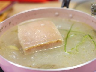 4、好吃不腻脆皮烤肉~,沸水煮3-5分钟