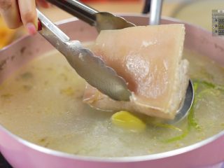 5、好吃不腻脆皮烤肉~,取出五花肉块