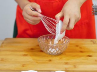 9、好吃不腻脆皮烤肉~,准备调味料，加入白砂糖