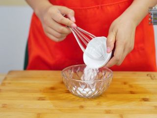 10、好吃不腻脆皮烤肉~,加入食用盐