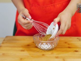 11、好吃不腻脆皮烤肉~,加入必备五香粉