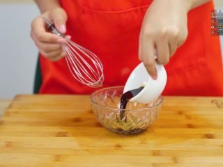 12、好吃不腻脆皮烤肉~,倒入酱油