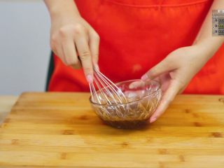 14、好吃不腻脆皮烤肉~,把料汁调匀