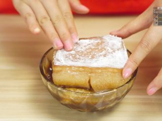 16、好吃不腻脆皮烤肉~,抹上苏打粉，和盐