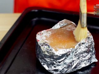 19、好吃不腻脆皮烤肉~,表面刷上一点食用油