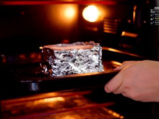 20、好吃不腻脆皮烤肉~,放入烤箱230度烤35分钟