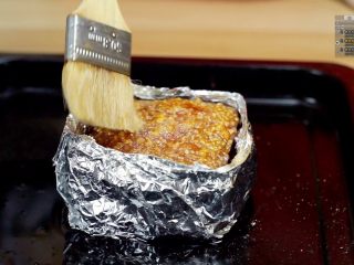 21、好吃不腻脆皮烤肉~,取出，再次刷一层油