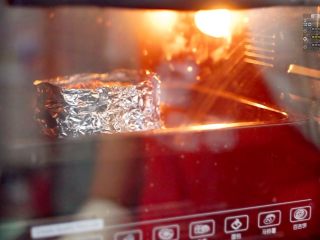 22、好吃不腻脆皮烤肉~,放进烤箱复烤5-8分钟