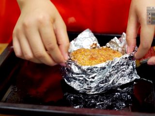 23、好吃不腻脆皮烤肉~,取出斩件摆盘