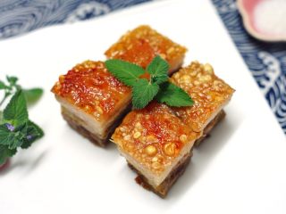 24、好吃不腻脆皮烤肉~,一份好吃不腻，吃起来嘎嘣响的脆皮烤肉就做好啦~