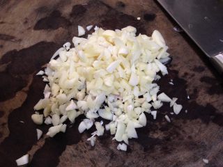 1、香菇菌子油,切成碎粒