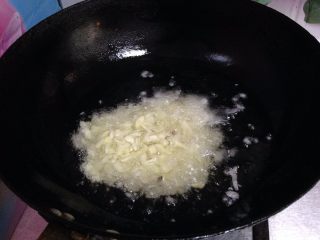 4、香菇菌子油,锅内加入一半的花生油稍微加热，下蒜粒炸出香味