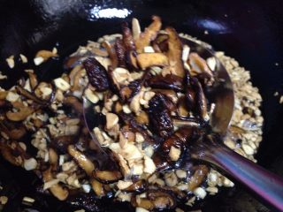 9、香菇菌子油,香菇炸至金黄色后可以关火