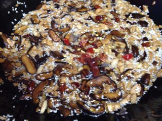 10、香菇菌子油,看到变色后再加入1/3的辣椒碎