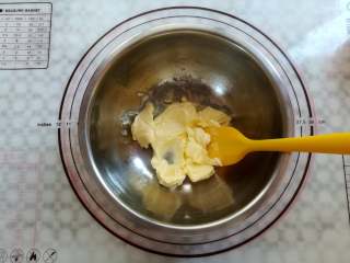 4、全麦饼干,黄油放盆子里软化