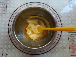 6、全麦饼干,分2次加入鸡蛋液充分打发