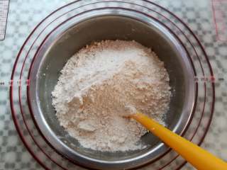 8、全麦饼干,加入混合好的低筋全麦粉