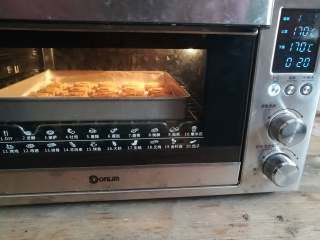 13、全麦饼干,全麦饼干胚放入预热好的烤箱中下层，上下火170度烤20分钟