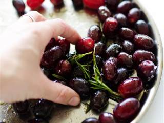 1、芝士烤葡萄披萨,将红葡萄 ，盐 ，胡椒 ，橄榄油 和迷迭香 混合，放置在有框的烤盘里，230℃烤10分钟，直到葡萄皮裂开。