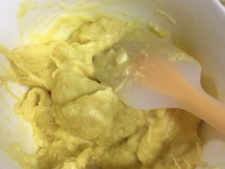 1、榴莲披萨,榴莲肉剥出来，用勺子搅拌成泥。在这个时间前，把烤箱预热。