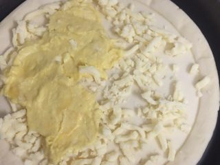 2、榴莲披萨,披萨饼放在烤盘中，撒一层奶酪