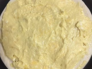 3、榴莲披萨,撒好奶酪，然后把榴莲肉放在上面，用刮勺磨平就ok啦。