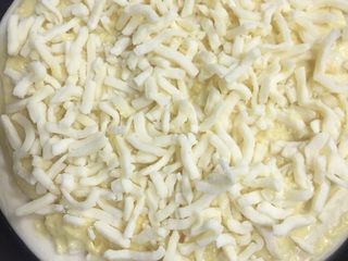 4、榴莲披萨,榴莲肉磨平以后，再撒一层奶酪，然后就可以进烤箱啦