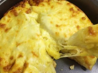 5、榴莲披萨,烤箱上下层火，210°烤15分钟即可。