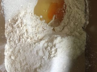 2、简易田园披萨,面粉，鸡蛋，盐，酵母，糖，水一起放入面包机中按和面键。也可手工和面。