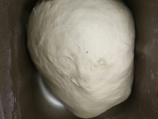 3、简易田园披萨,将面和成光滑面团。