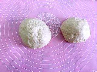 5、简易田园披萨,面团分成两个大小差不多的面团。