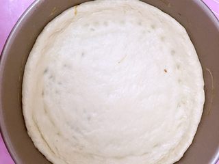 6、简易田园披萨,擀成中间薄周边厚的饼，并用叉子在饼胚上扎些小孔，防止烤饼的时候中间鼓气，有气泡影响饼的口感。