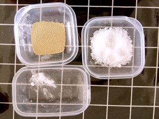 3、发面盘丝饼,酵母，糖，小苏打。糖的用量可以自己调节，放糖是为了面更好的发酵。喜欢吃甜的要加量。小苏打也是为了发酵，少放一点点就可以